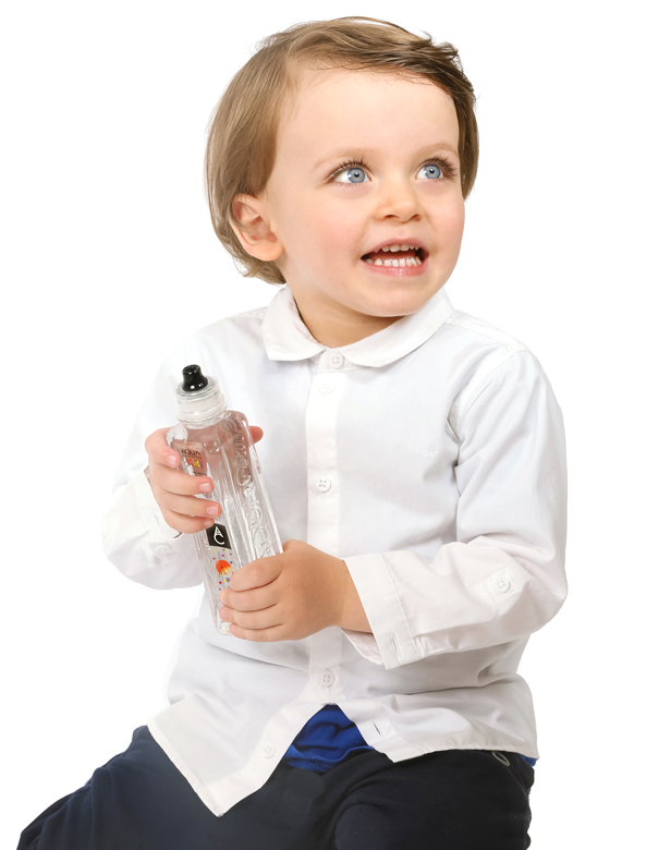 Photo of a child holding an AQUA Carpatica Kids bottle.